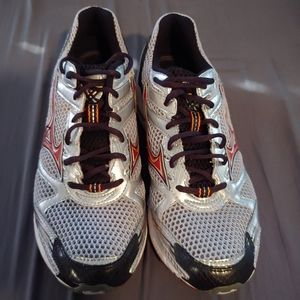Mizuno running shoes (new)